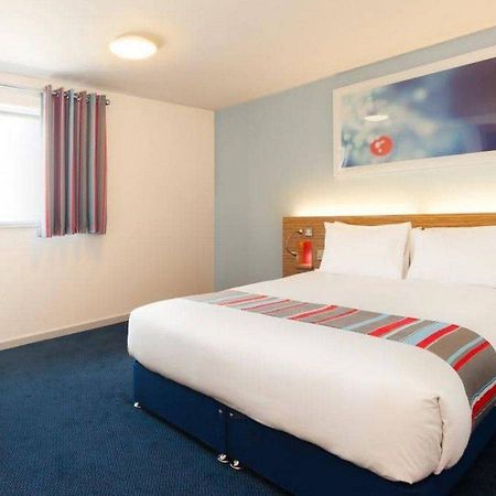 Travelodge London Teddington Экстерьер фото
