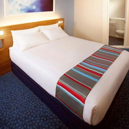 Travelodge London Teddington Экстерьер фото