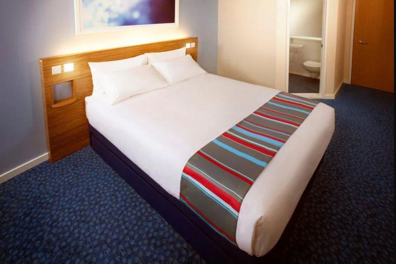 Travelodge London Teddington Экстерьер фото