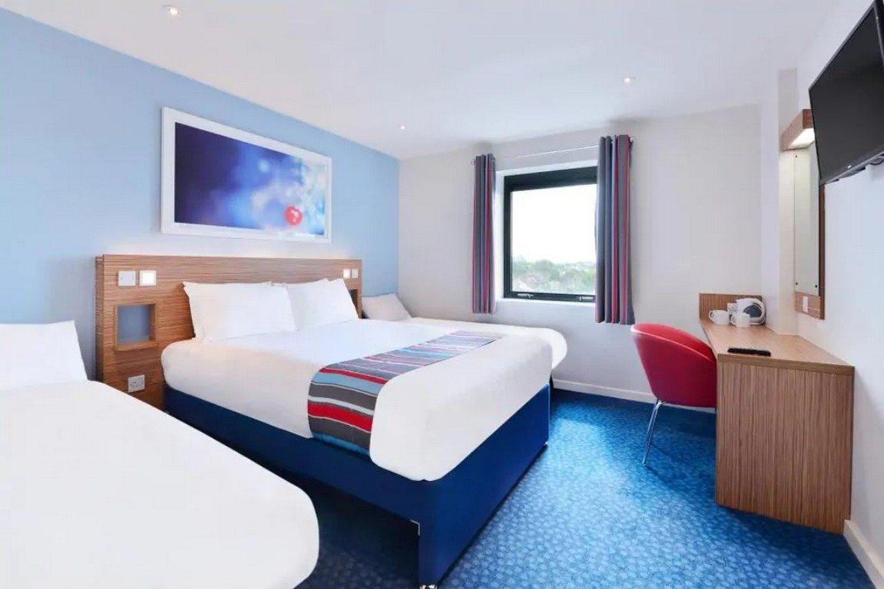 Travelodge London Teddington Экстерьер фото