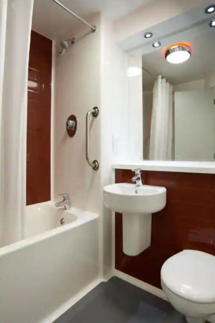 Travelodge London Teddington Экстерьер фото