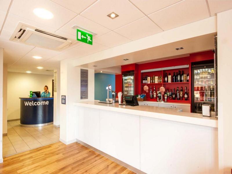 Travelodge London Teddington Экстерьер фото
