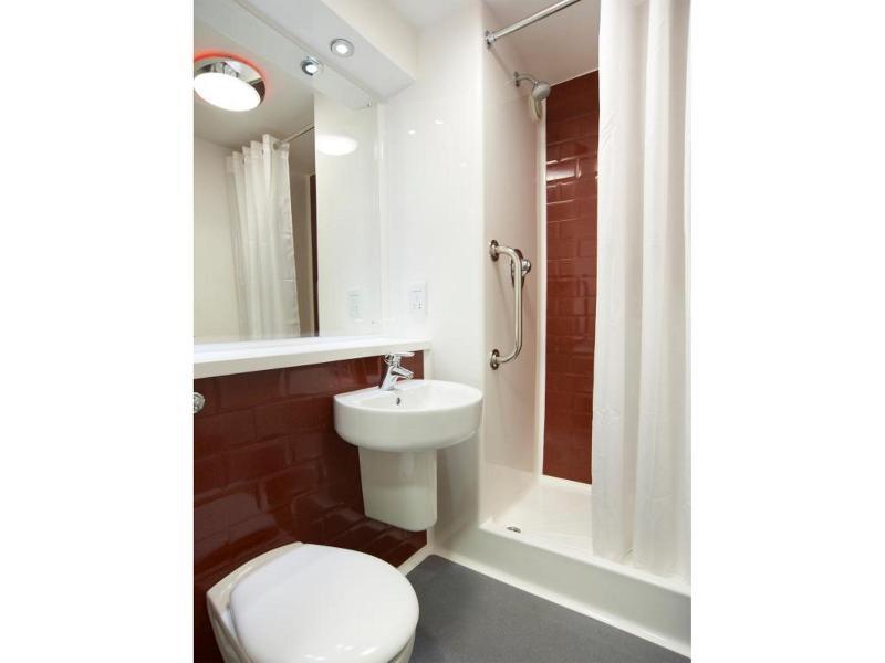 Travelodge London Teddington Экстерьер фото