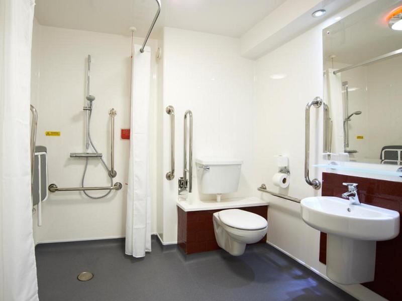 Travelodge London Teddington Экстерьер фото