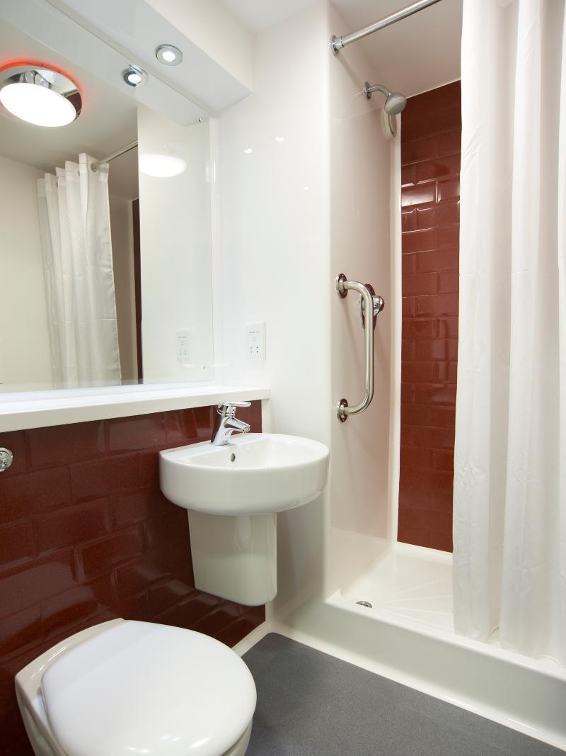 Travelodge London Teddington Экстерьер фото