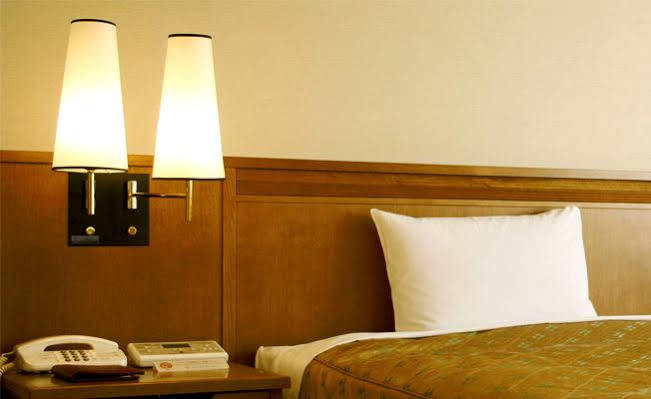 Travelodge London Teddington Экстерьер фото