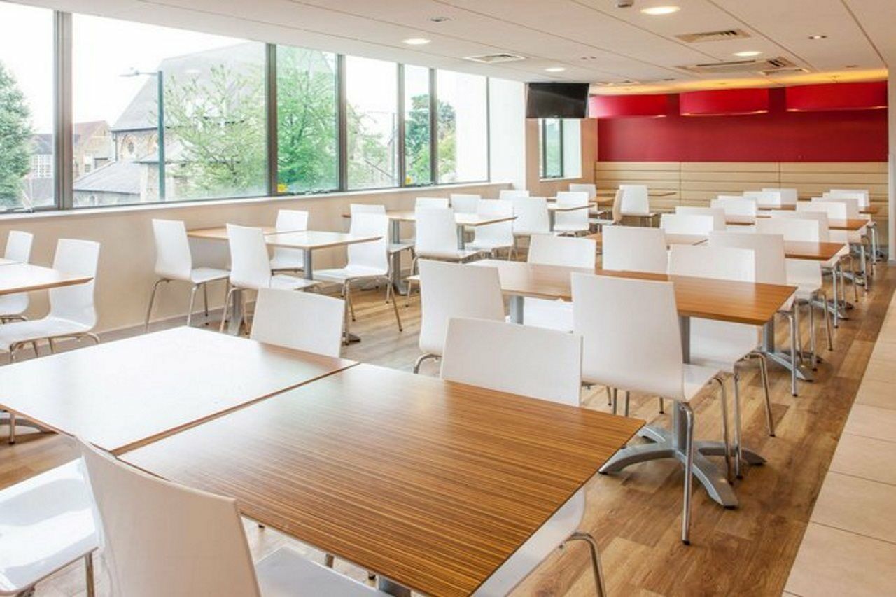 Travelodge London Teddington Экстерьер фото