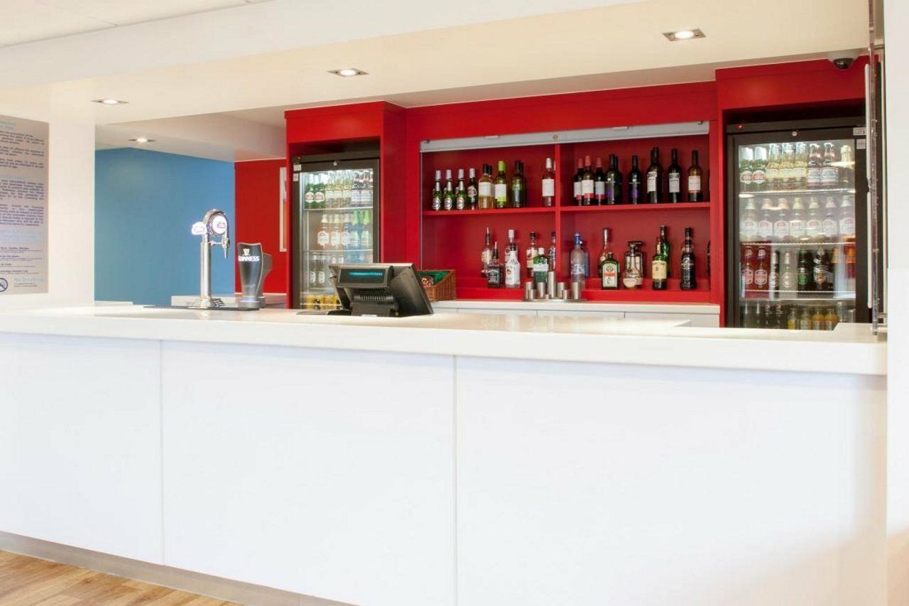 Travelodge London Teddington Экстерьер фото