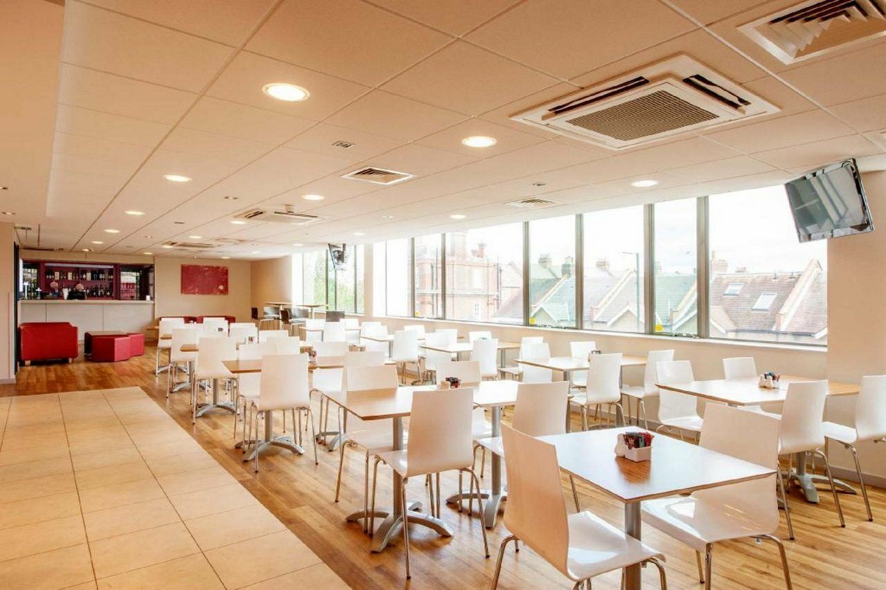 Travelodge London Teddington Экстерьер фото