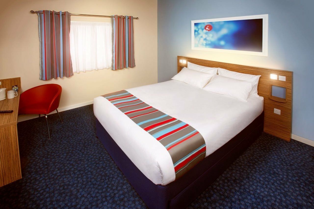 Travelodge London Teddington Экстерьер фото