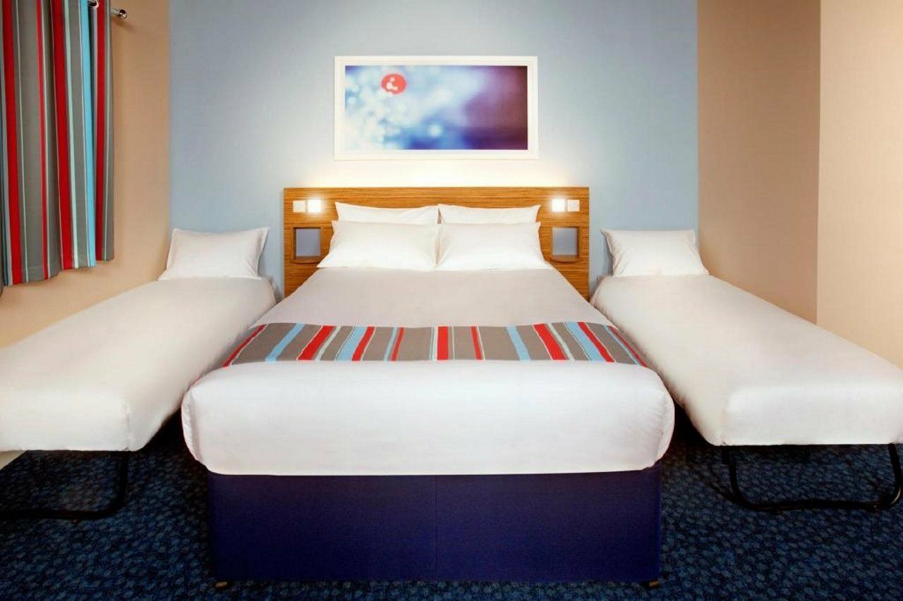 Travelodge London Teddington Экстерьер фото